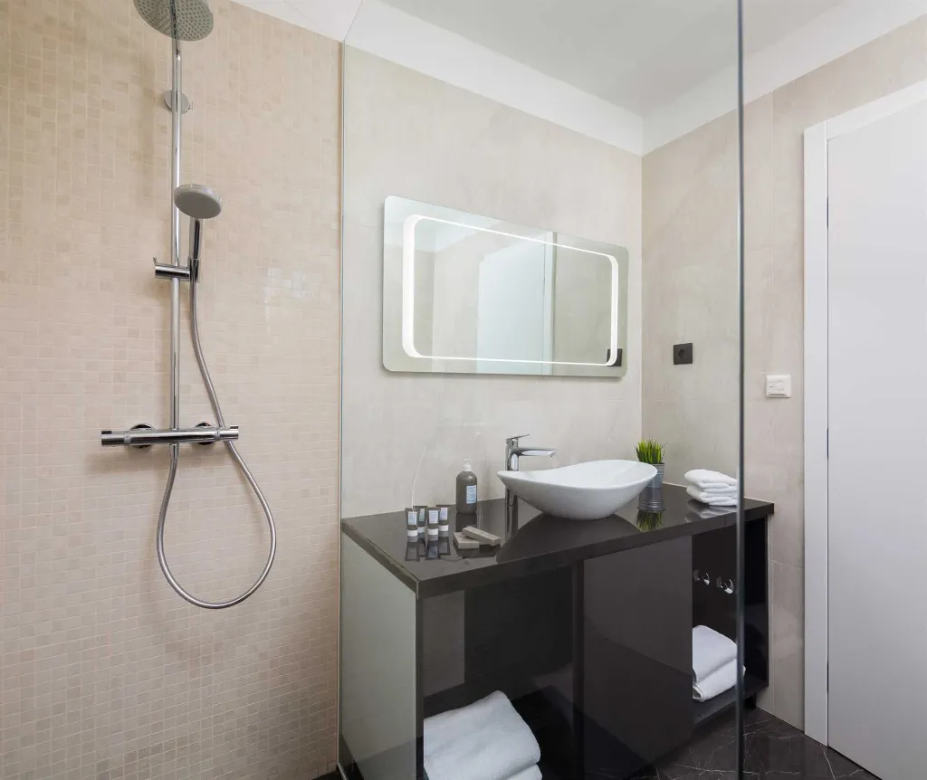 Modern 5-Bedroom Villa with Pool in Podstrana