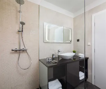 Modern 5-Bedroom Villa with Pool in Podstrana