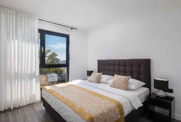 Modern 5-Bedroom Villa with Pool in Podstrana