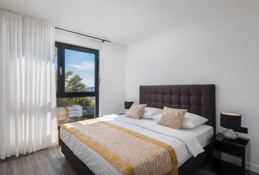 Modern 5-Bedroom Villa with Pool in Podstrana
