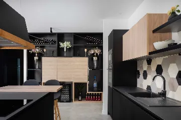 Modern 5-Bedroom Villa with Pool in Podstrana