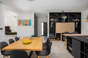 Modern 5-Bedroom Villa with Pool in Podstrana