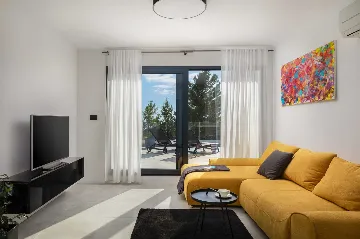 Modern 5-Bedroom Villa with Pool in Podstrana