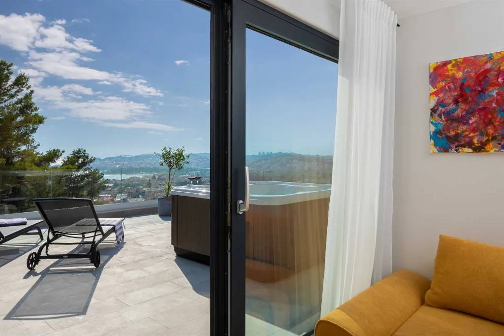 Modern 5-Bedroom Villa with Pool in Podstrana