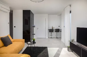 Modern 5-Bedroom Villa with Pool in Podstrana