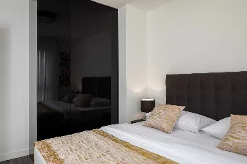 Modern 5-Bedroom Villa with Pool in Podstrana