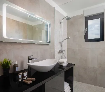 Modern 5-Bedroom Villa with Pool in Podstrana