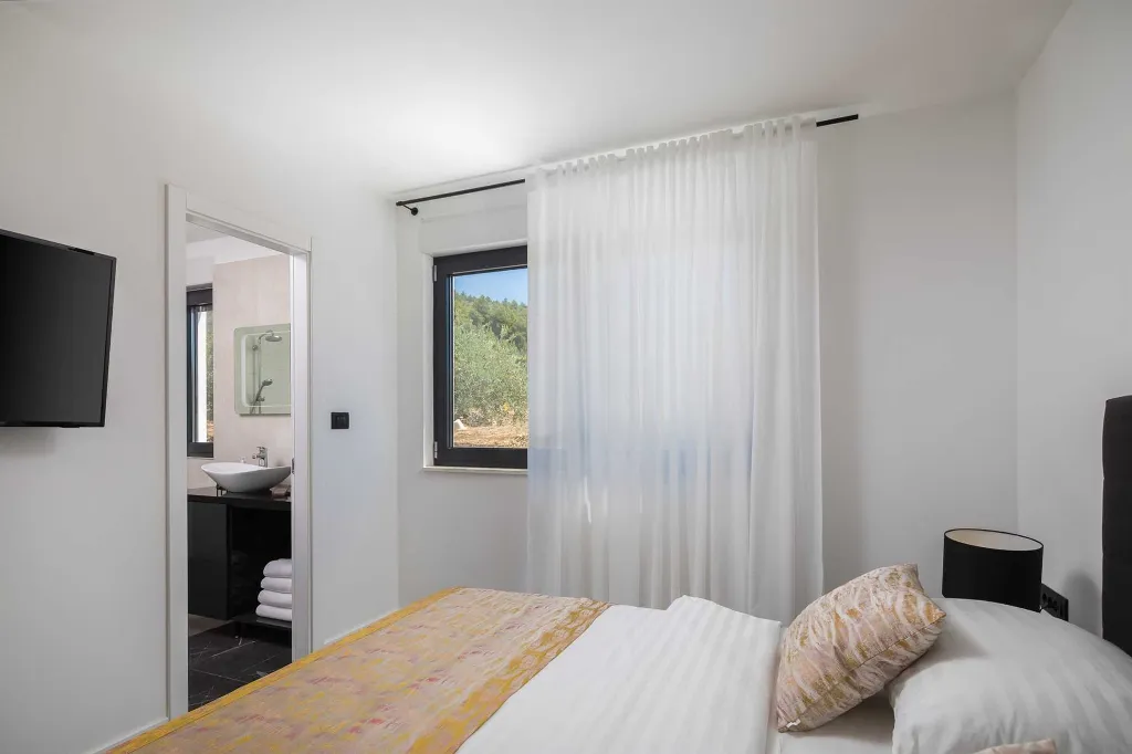 Modern 5-Bedroom Villa with Pool in Podstrana