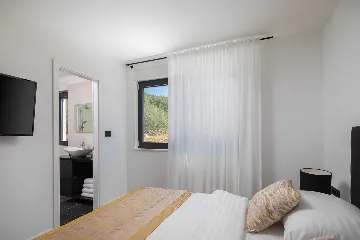 Modern 5-Bedroom Villa with Pool in Podstrana