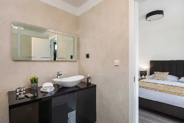 Modern 5-Bedroom Villa with Pool in Podstrana