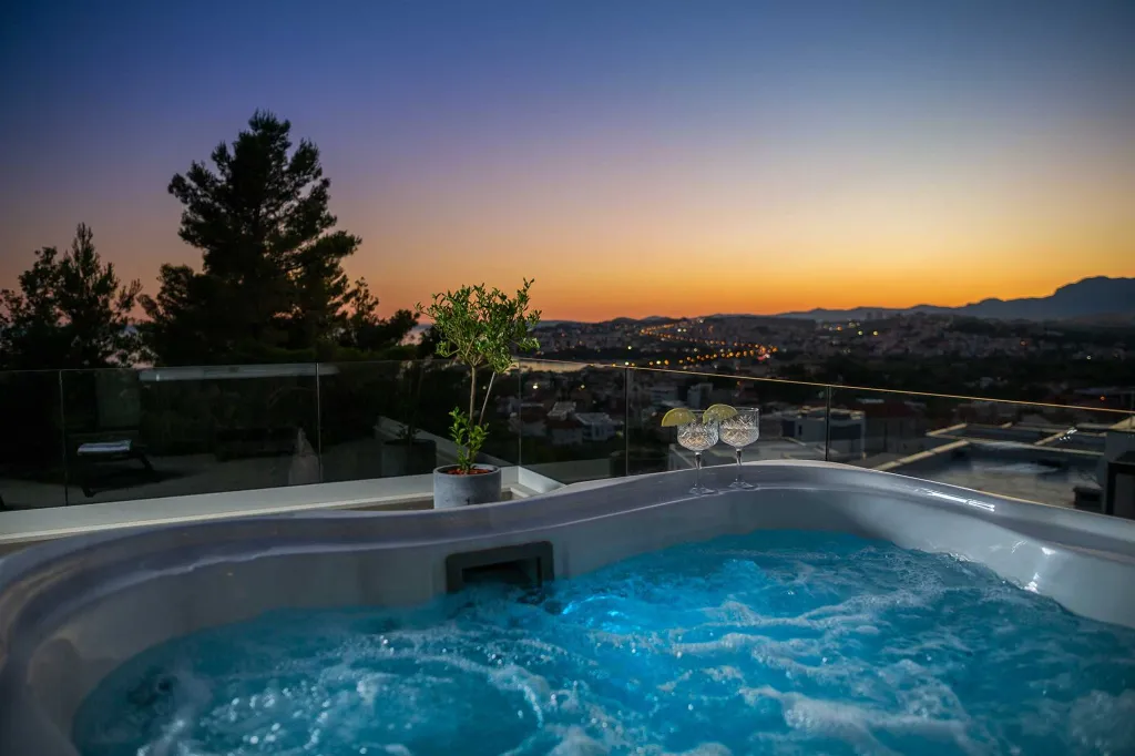 Modern 5-Bedroom Villa with Pool in Podstrana