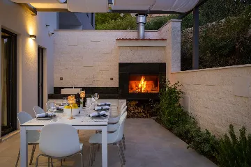 Modern 5-Bedroom Villa with Pool in Podstrana