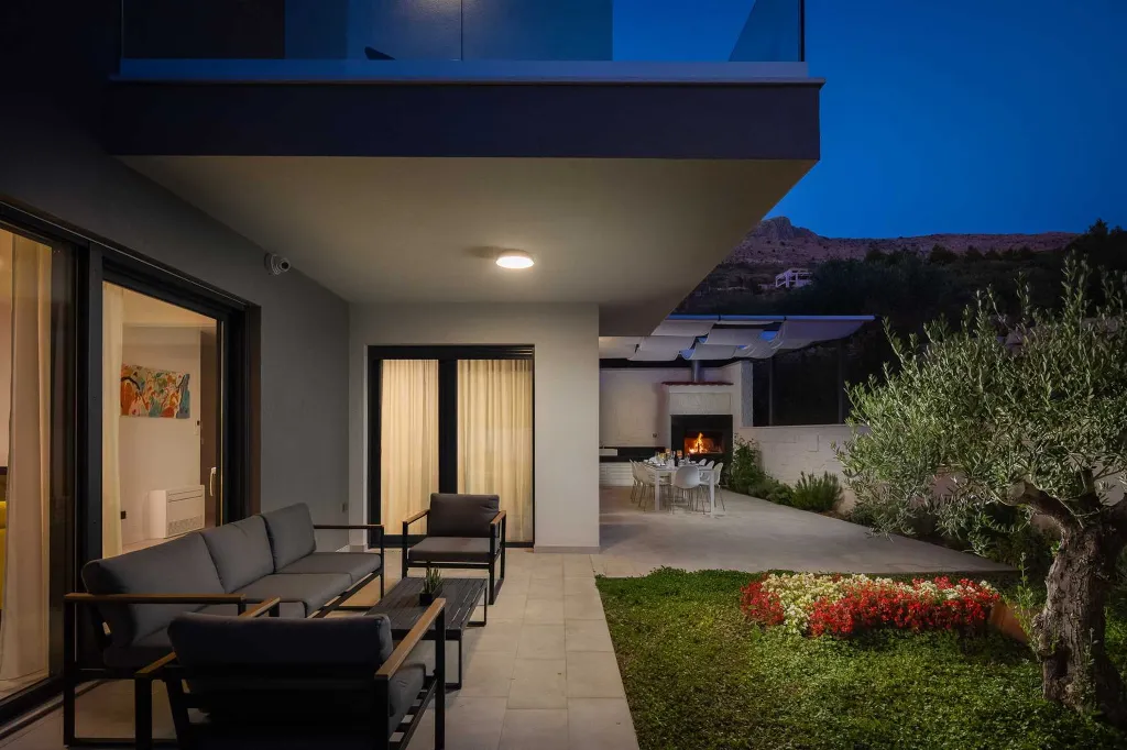 Modern 5-Bedroom Villa with Pool in Podstrana