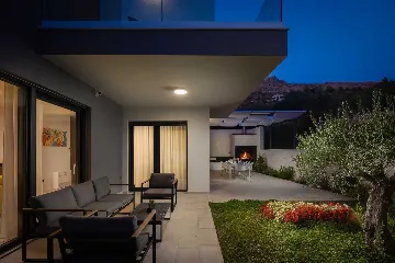 Modern 5-Bedroom Villa with Pool in Podstrana