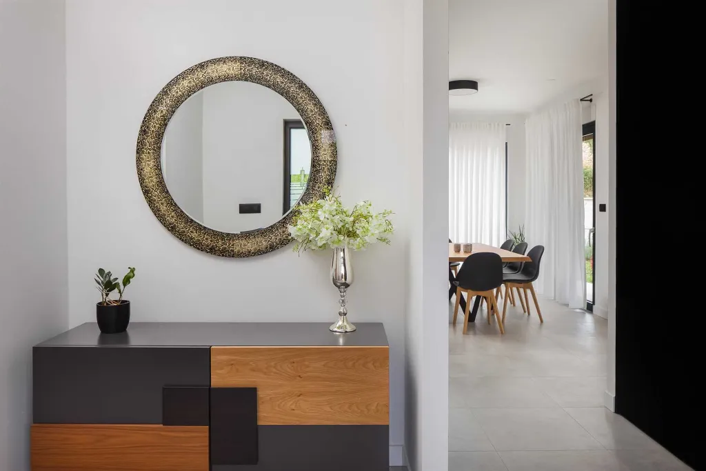 Modern 5-Bedroom Villa with Pool in Podstrana