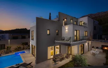 Modern 5-Bedroom Villa with Pool in Podstrana