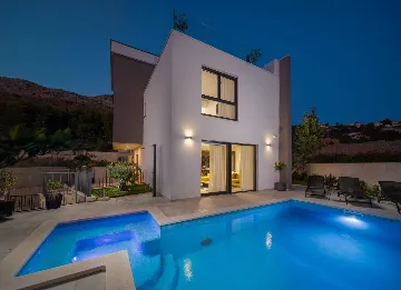 Modern 5-Bedroom Villa with Pool in Podstrana