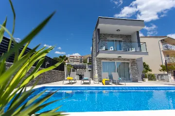 Modern Villa with Heated Pool in Podstrana