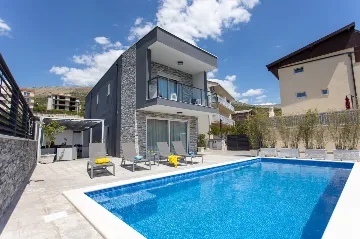 Modern Villa with Heated Pool in Podstrana