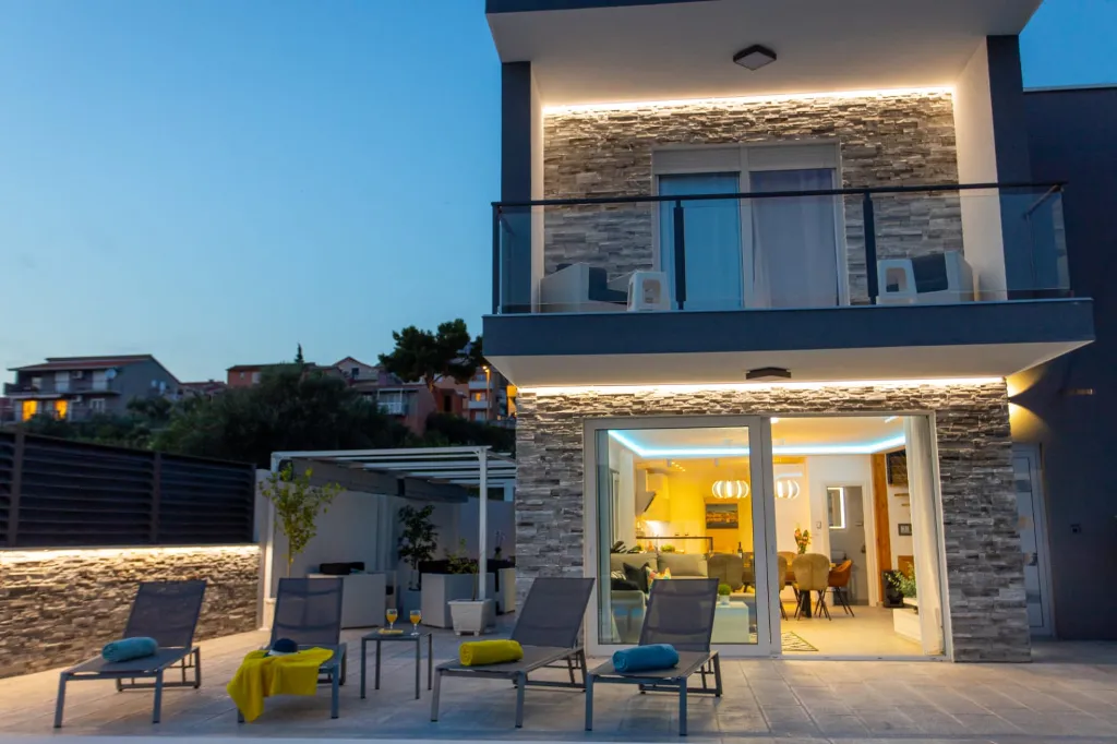 Modern Villa with Heated Pool in Podstrana