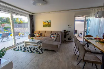 Modern Villa with Heated Pool in Podstrana