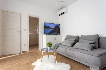 Modern Villa with Heated Pool in Podstrana