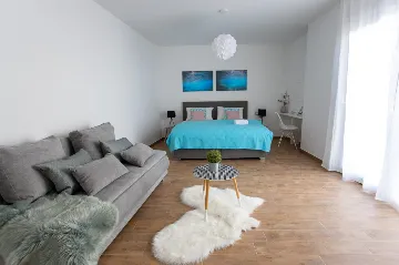 Modern Villa with Heated Pool in Podstrana