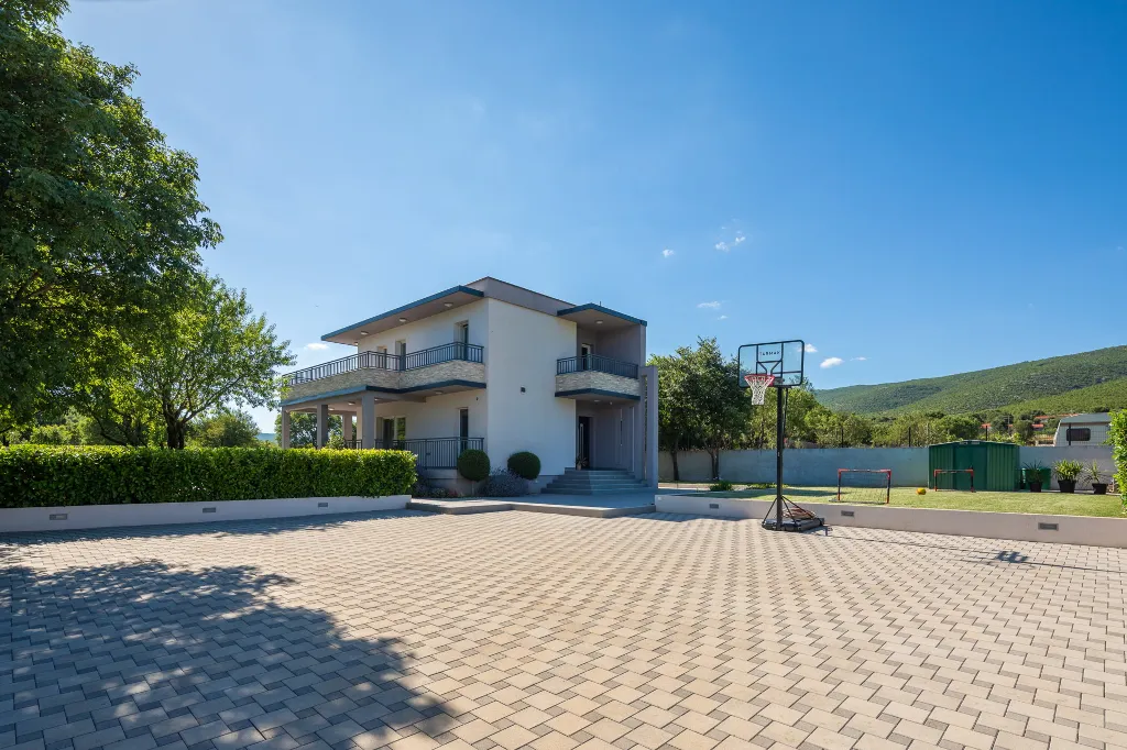 Modern Family Villa with Pool in Dicmo