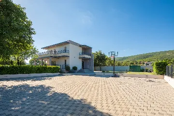 Modern Family Villa with Pool in Dicmo