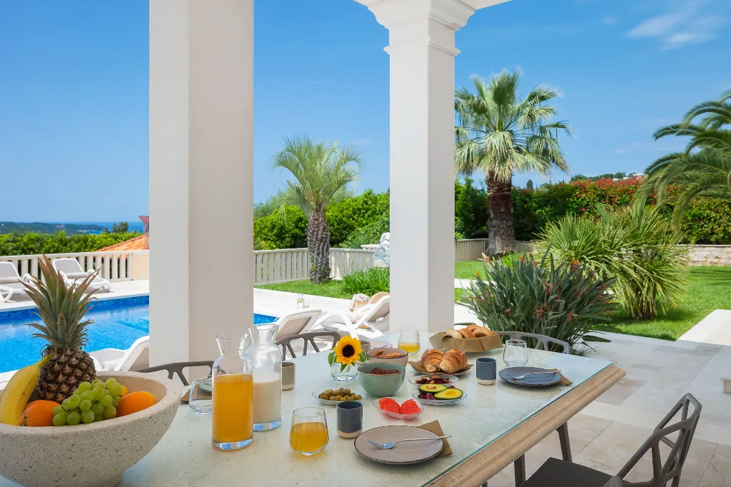 Refined Six-Bedroom Villa with Pool near Dubrovnik