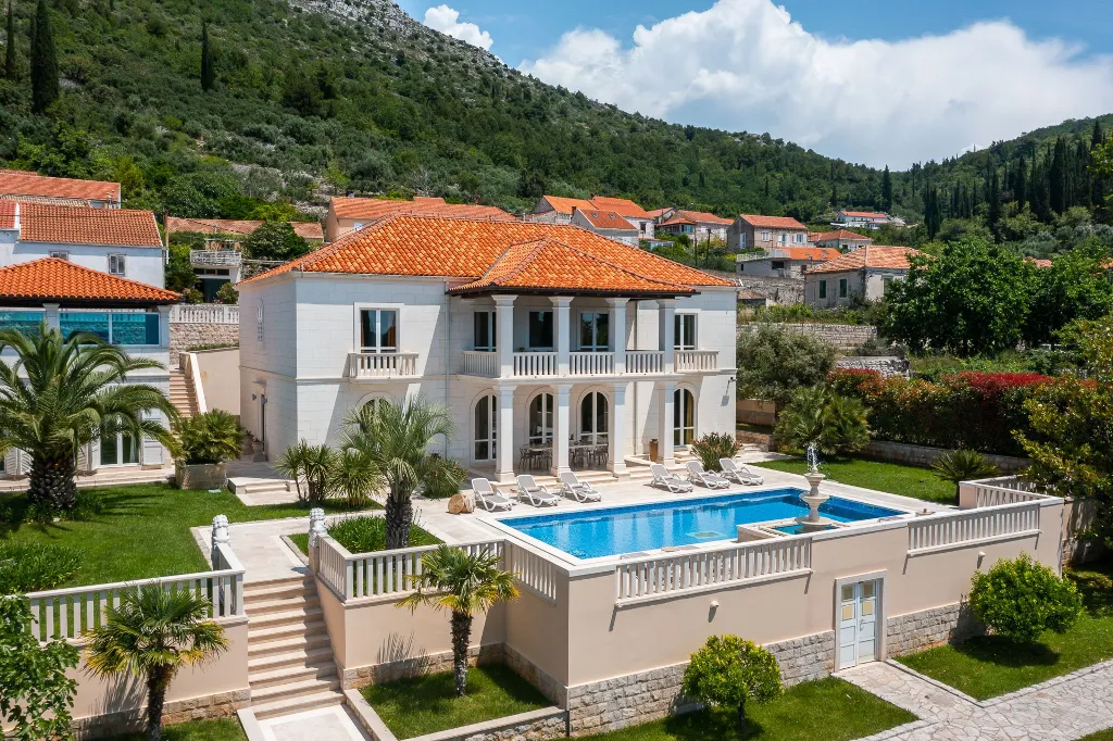 Refined Six-Bedroom Villa with Pool near Dubrovnik