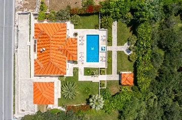 Refined Six-Bedroom Villa with Pool near Dubrovnik