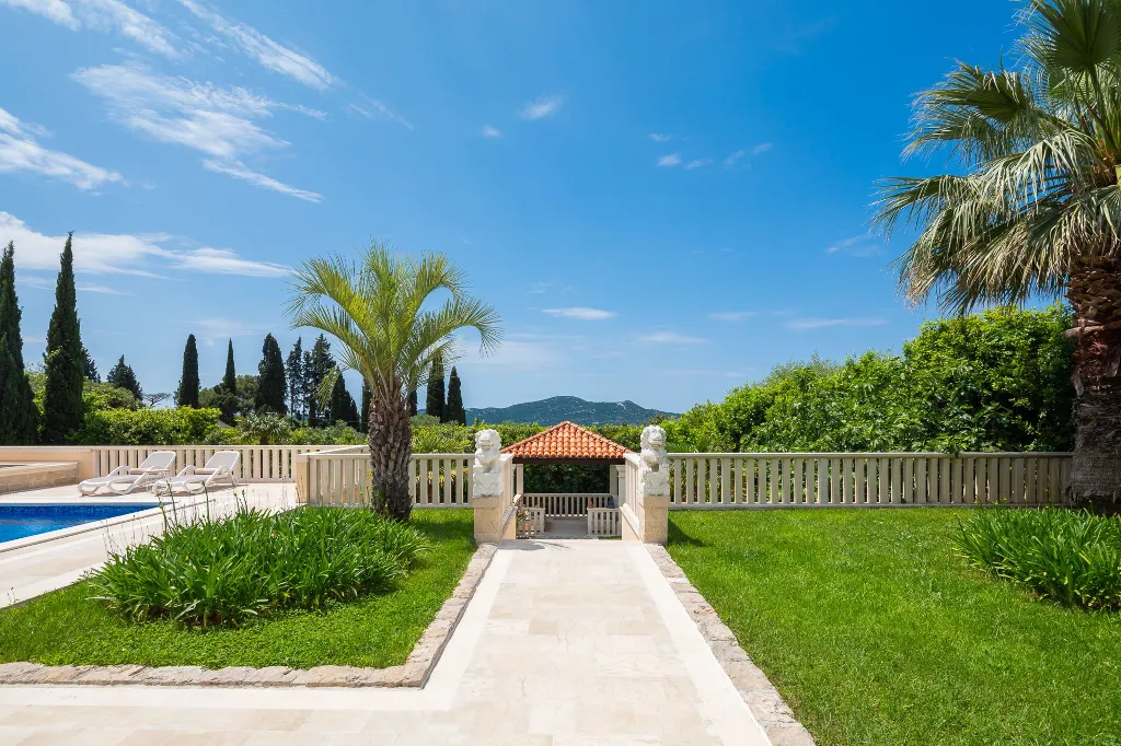 Refined Six-Bedroom Villa with Pool near Dubrovnik