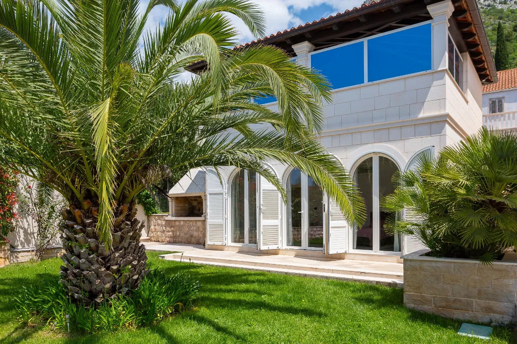 Refined Six-Bedroom Villa with Pool near Dubrovnik