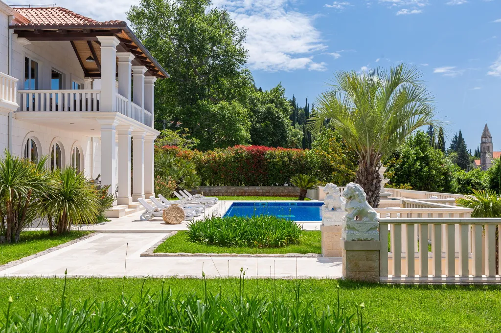Refined Six-Bedroom Villa with Pool near Dubrovnik