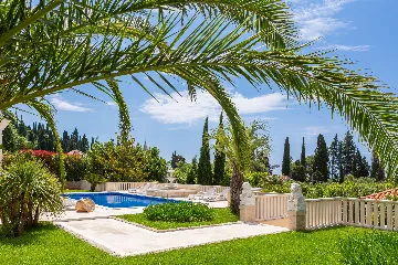 Refined Six-Bedroom Villa with Pool near Dubrovnik