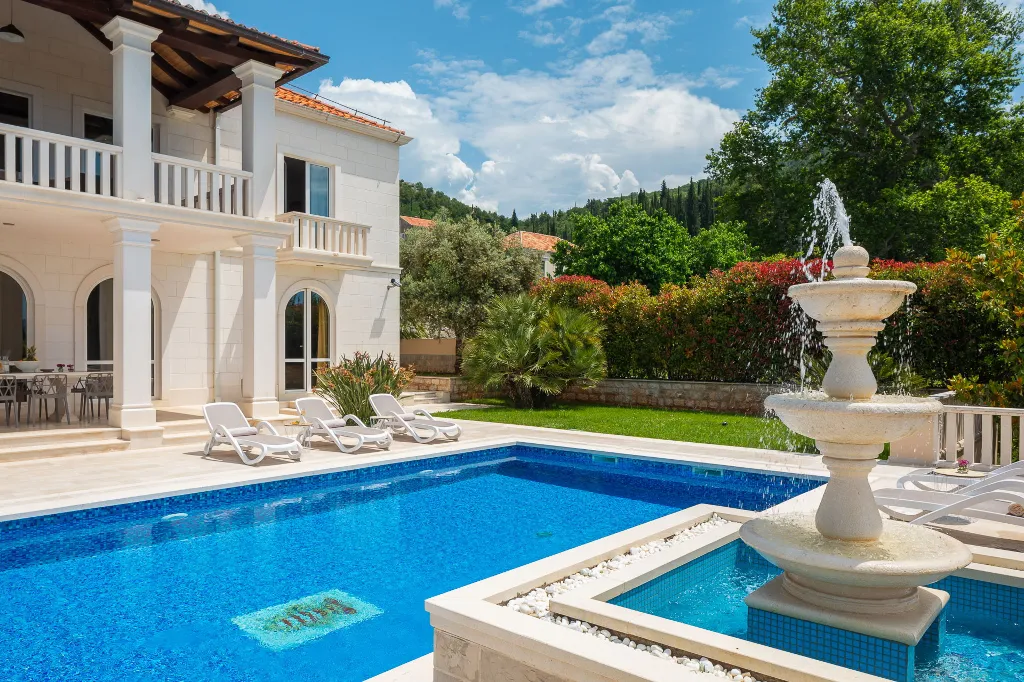 Refined Six-Bedroom Villa with Pool near Dubrovnik