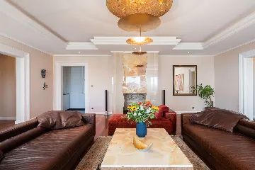 Refined Six-Bedroom Villa with Pool near Dubrovnik