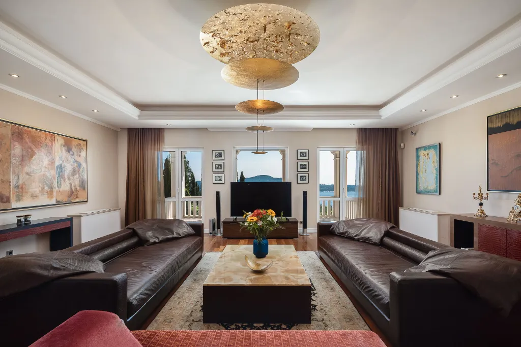 Refined Six-Bedroom Villa with Pool near Dubrovnik