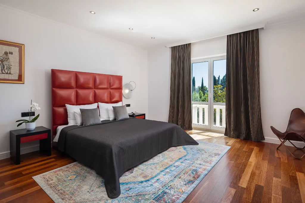 Refined Six-Bedroom Villa with Pool near Dubrovnik