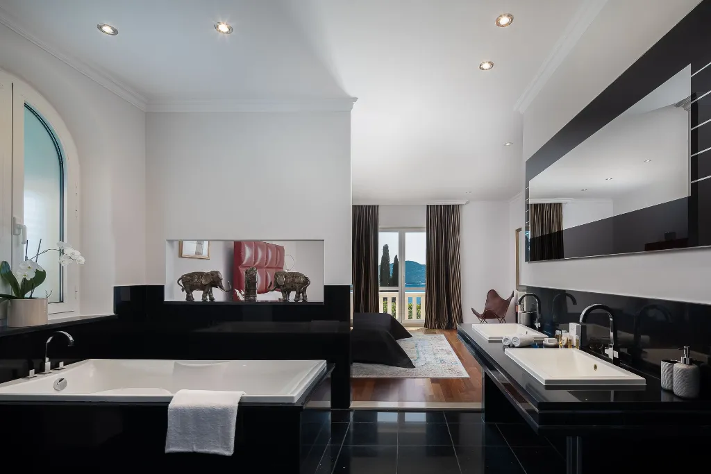Refined Six-Bedroom Villa with Pool near Dubrovnik