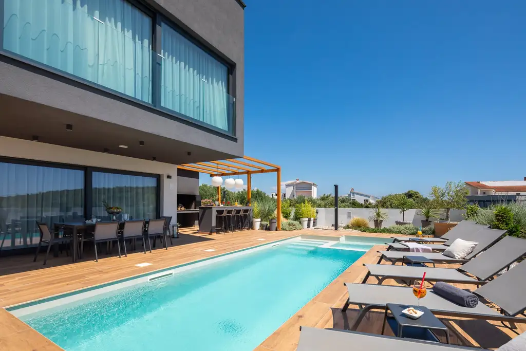 Modern Villa with Pool and Rooftop in Kanica