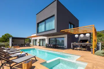 Modern Villa with Pool and Rooftop in Kanica