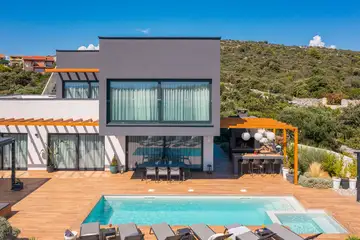 Modern Villa with Pool and Rooftop in Kanica