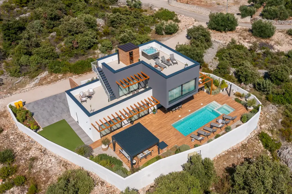 Modern Villa with Pool and Rooftop in Kanica