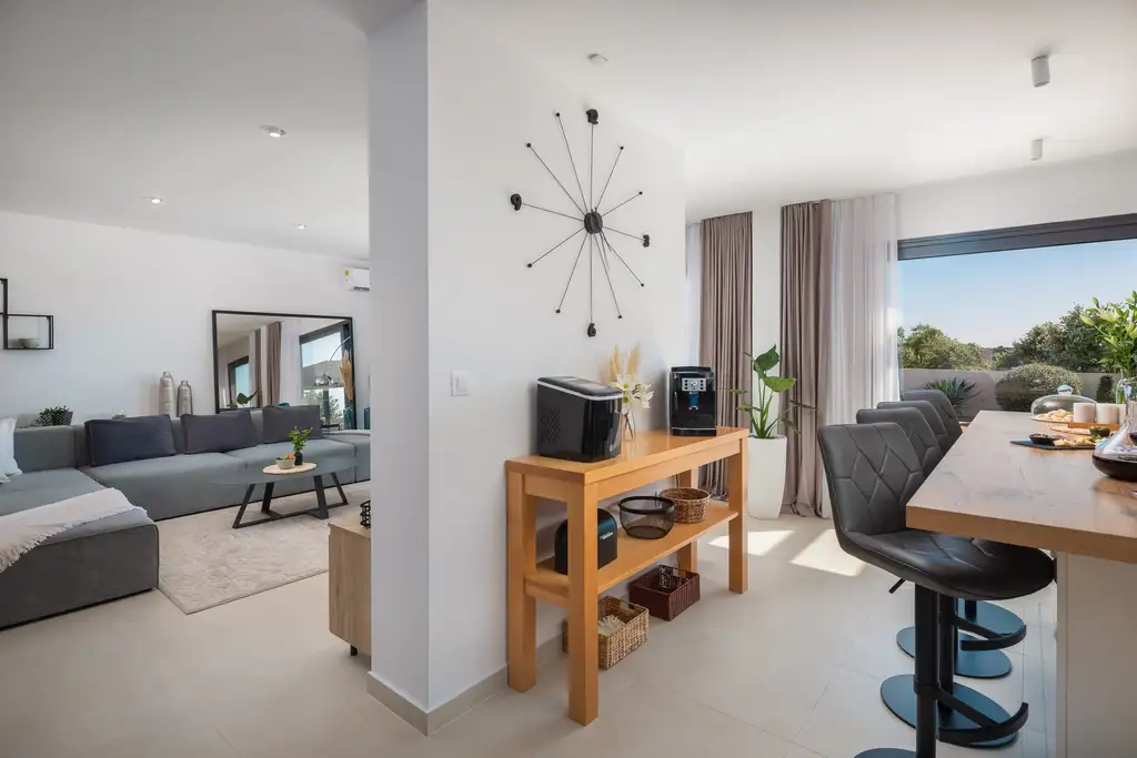 Modern Villa with Pool and Rooftop in Kanica