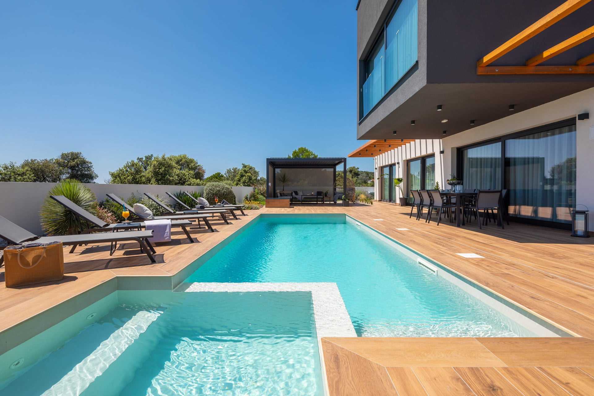 Luxury Villa Silvery with Pool