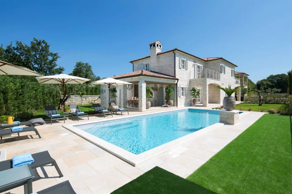 Spacious 4-Bedroom Villa with Pool in Kanfanar