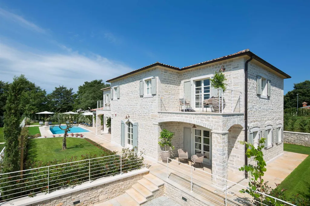 Spacious 4-Bedroom Villa with Pool in Kanfanar