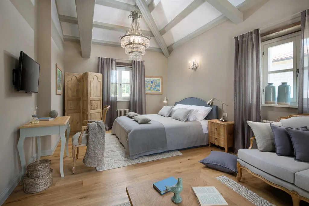 Spacious 4-Bedroom Villa with Pool in Kanfanar